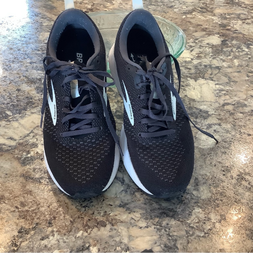 Brooks revel 4 sneaker in good condition.